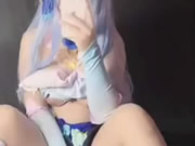 สาวน่ารักถ่ายเซลฟี่นิ้วหีของเธอ