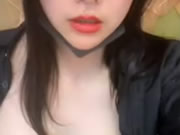 สาว เอเชียสัมผัสหน้าอกของเธอและช่วยตัวเองบนเว็บแคม