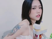 เด็กหญิงชาวไต้หวันถูกเหยียบย่ำด้วยเท้า